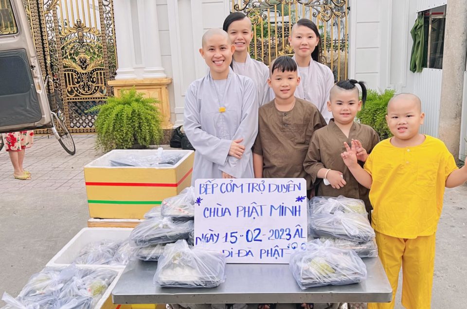 CÁC NHÀ HẢO TÂM TRAO TẶNG TIỀN MẶT CHO MÁI ẤM TRẺ EM MỒ CÔI